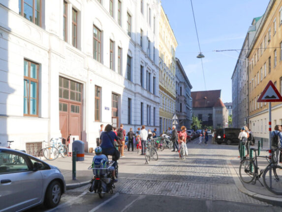 Eltern mit Kindern vor der VS-Schule Vereinsgasse