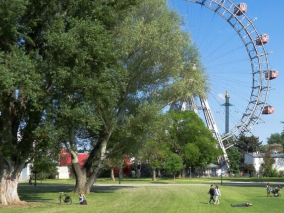 Kaiserwiese mit Riesenrad im Hintergrund