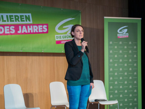 Vicky Spielmann, Frauensprecherin der Grünen Wien, hält die Eröffnungsrede.