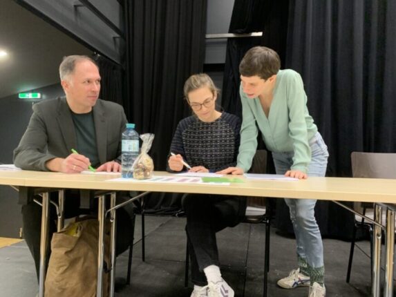 Bernhard Seitz, Nina Nöhrig und Cosma Stöger bei einer Besprechung vor einer Bezirksvertretungssitzung im Festssaal des Gymnasiums Lessinggasse