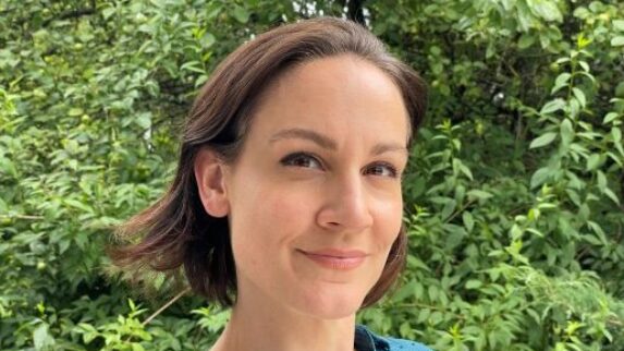 Portraitfoto von Jacqueline Sinz