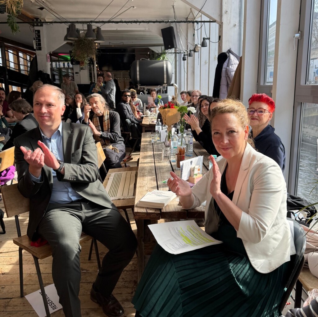 Bernhard Seitz, Judith Pühringer und andere Gäste bei der "Frau des Jahres 2025" am Badeschiff