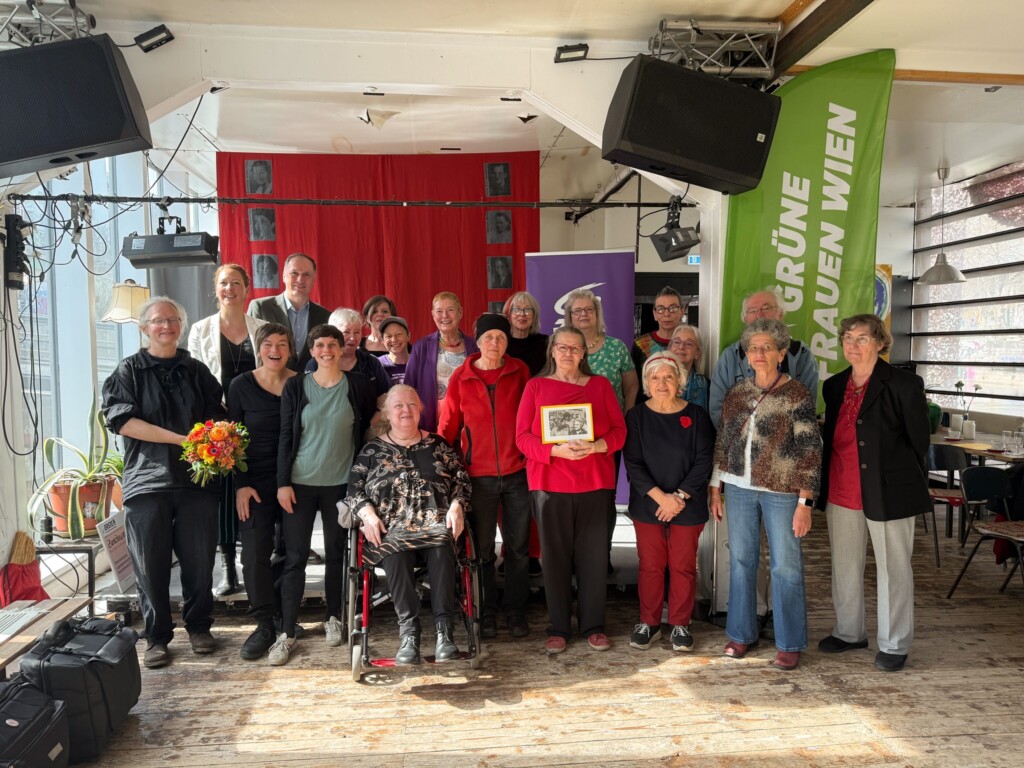 Gruppenbild des Vereins "Die Ravensbrückerinnen" mit Nina Nöhrig, Frauensprecherin der Grünen Leopoldstadt