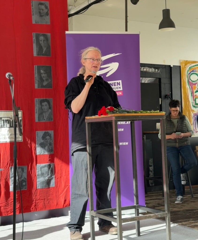 Jutta Matysek hält die Laudatio.