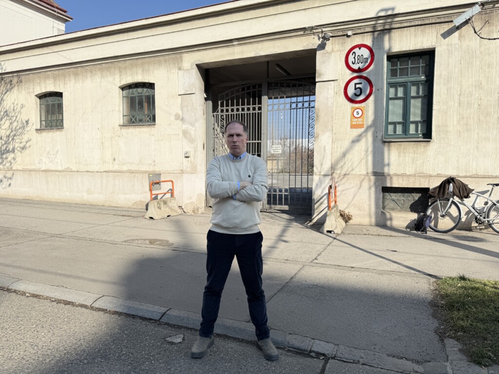 Bernhard Seitz vor dem geschlossenen Toren des Mistplatzes Dresdner Straße