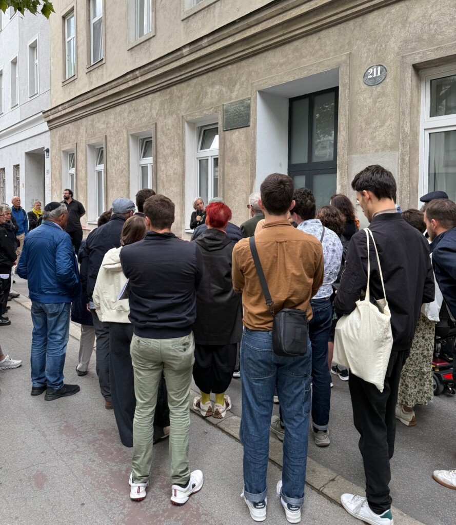 Gäste bei der Zeremonie der Setzung der "Steine der Erinnerung", Engerthstraße 11