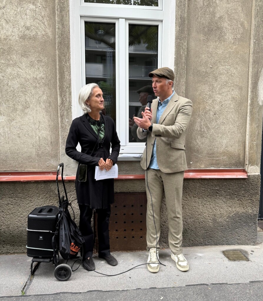 Verena Florian und Bernhard Seitz vor dem Haus Engerthstraße 11