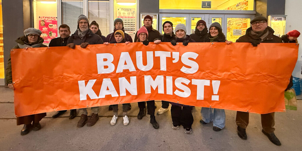 Bürger:innen bei der Versammlung zum Thema "Mistplatz" im Jänner 2026 mit einem Transparent mit der Aufschrift "Baut's kan Mist!"