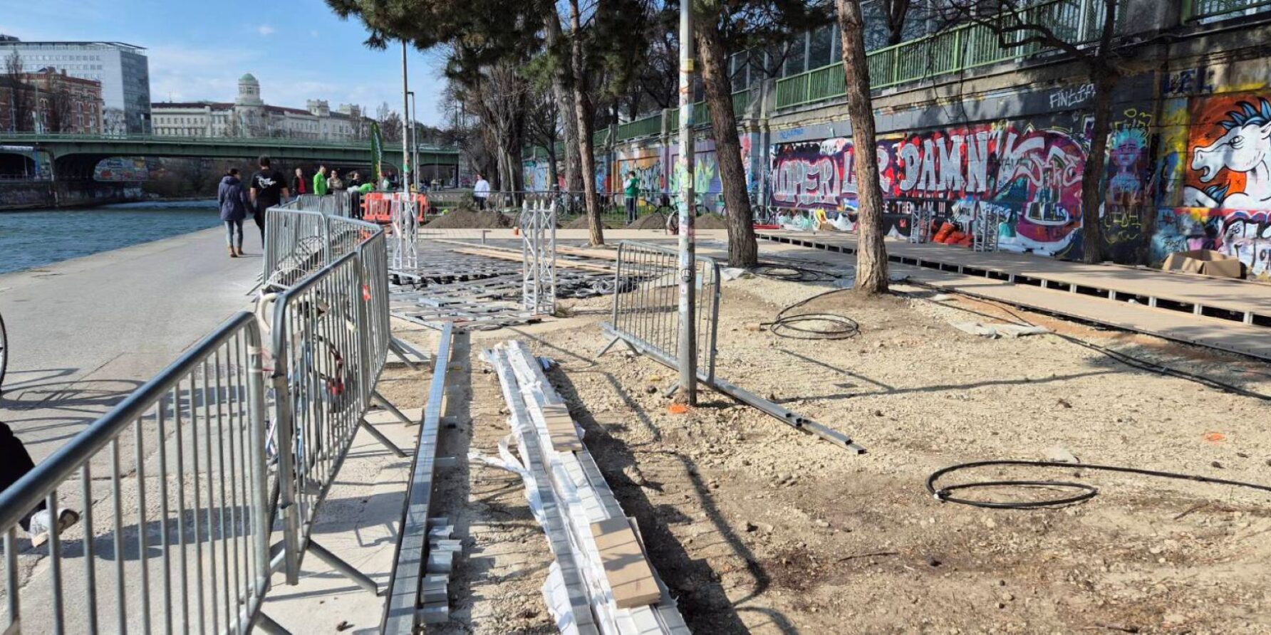 Bauarbeiten auf der Wiese am Donaukanal