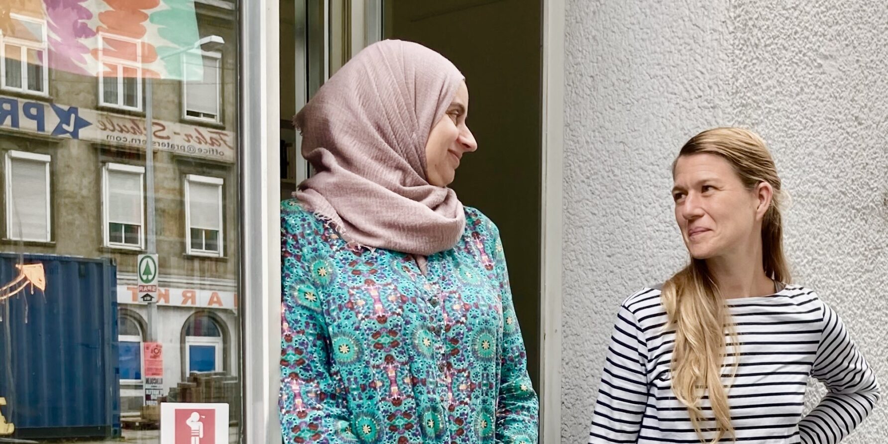 Stefanie Maczijewski und Hayfa Bejaoui vor ihrem Vereinslokal "Diversoviel"