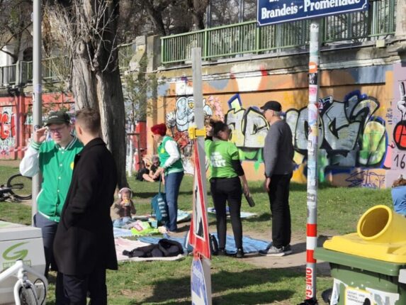 Aktivist:innen der Grünen Leopoldstadt beim Protestpicknick im März 26 am Donaukanal