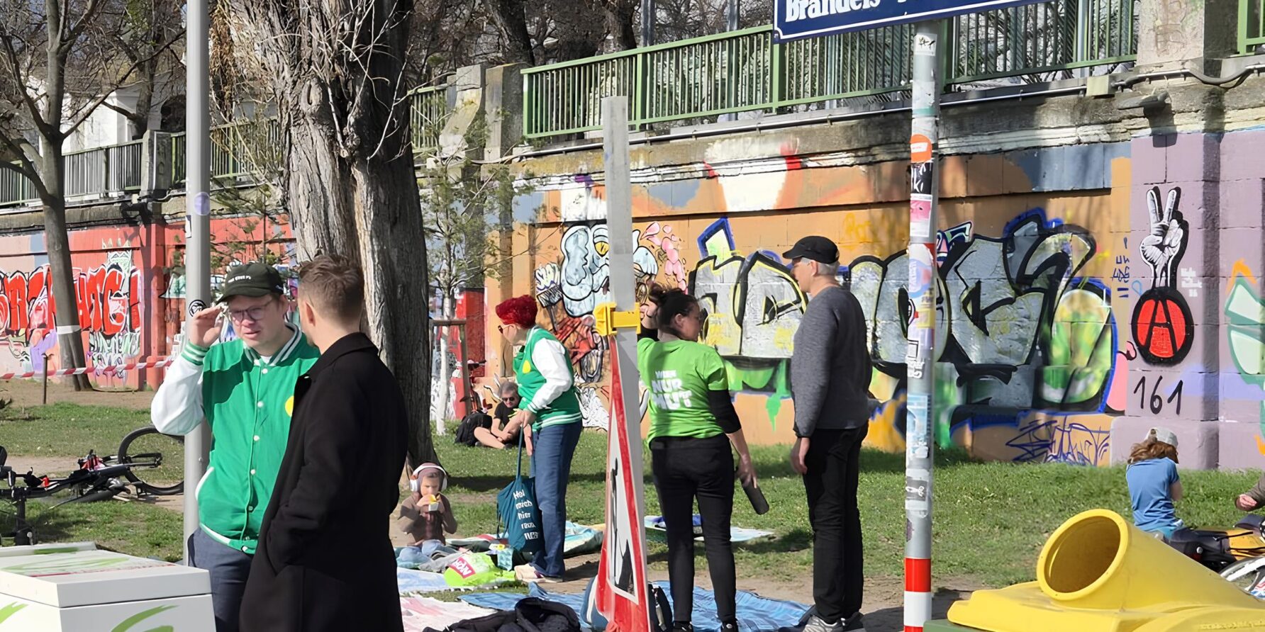 Aktivist:innen der Grünen Leopoldstadt beim Protestpicknick im März 26 am Donaukanal