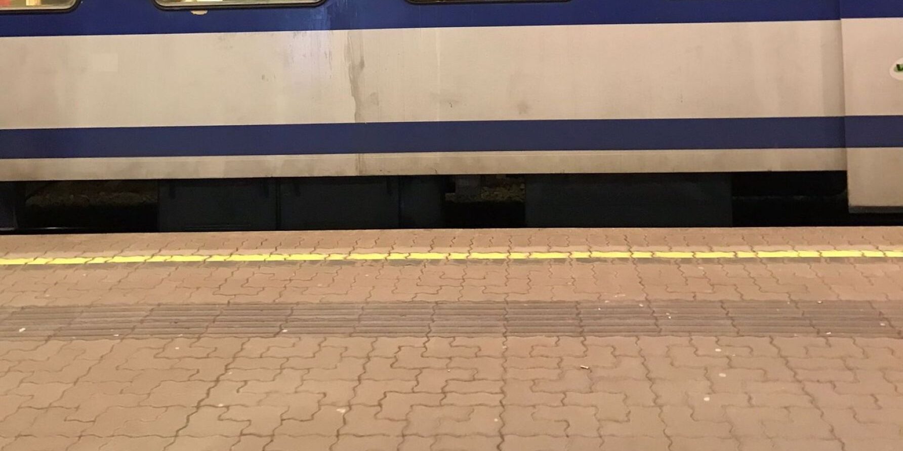 Unterer Teil einer Schnellbahn sowie Bahnsteig am Praterstern