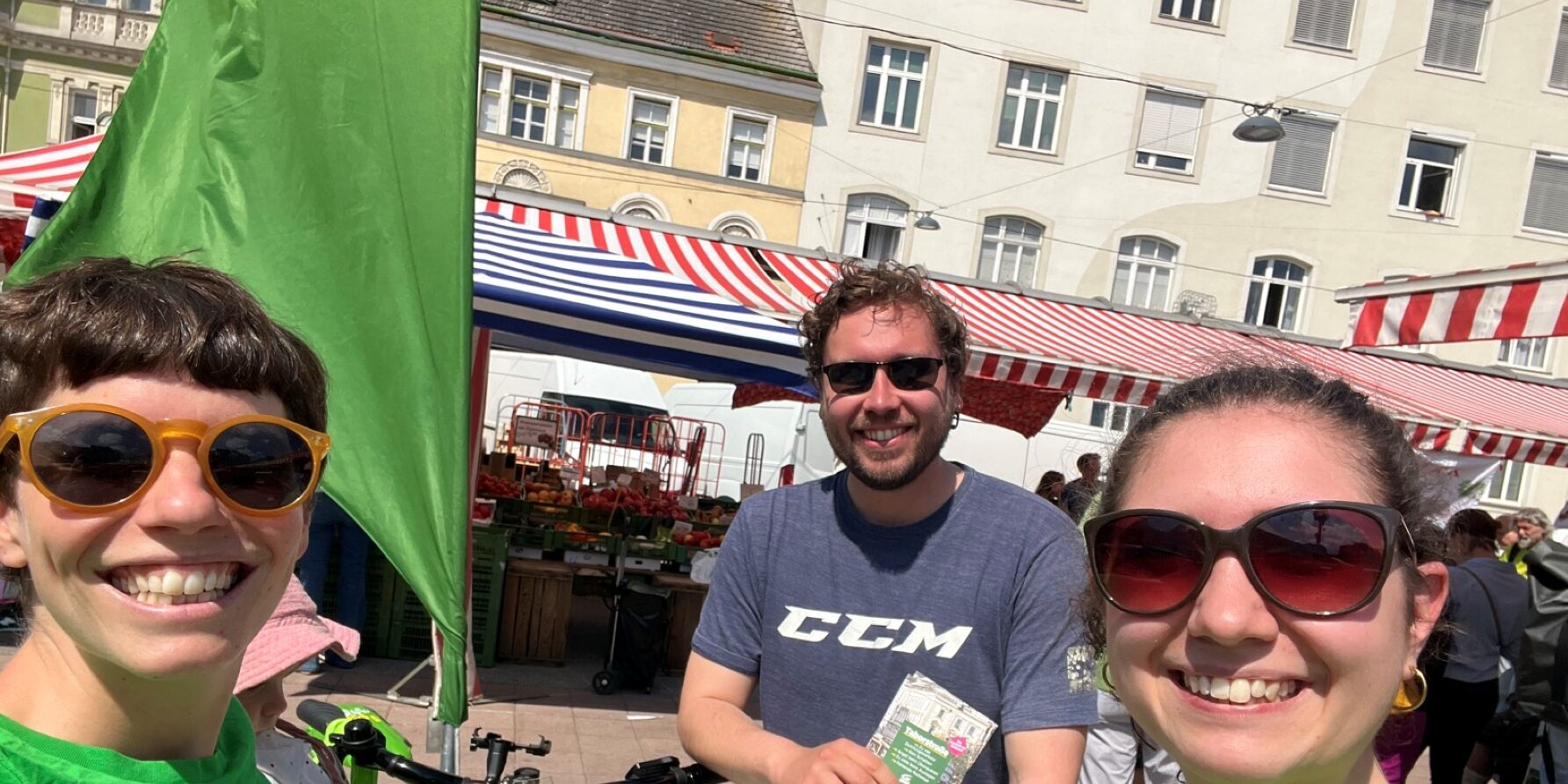 Klubofrau Nina Nöhrig und die beiden Bezirksrät:innen Janis Kremsr und Theresa Bloss am Karmelitermarkt im Einsatz für eine rege Beteiligung an der Bürger:innen-Umfrage zur Taborstraße