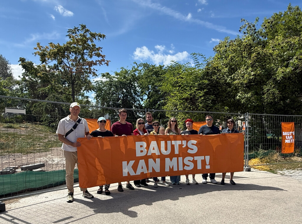 Mitglieder der Grünen Leopoldstadt mit einem Transparent "Baut's kan Mist" in der Freien Mitte