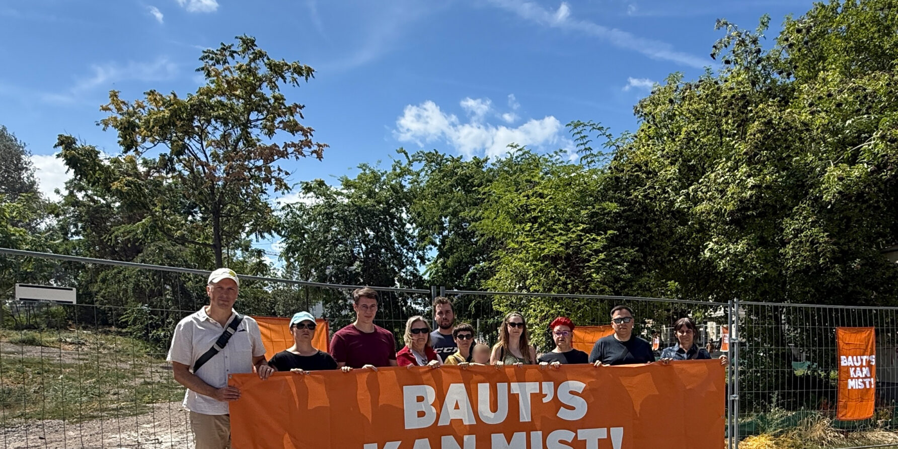 Mitglieder der Grünen Leopoldstadt mit einem Transparent "Baut's kan Mist" in der Freien Mitte